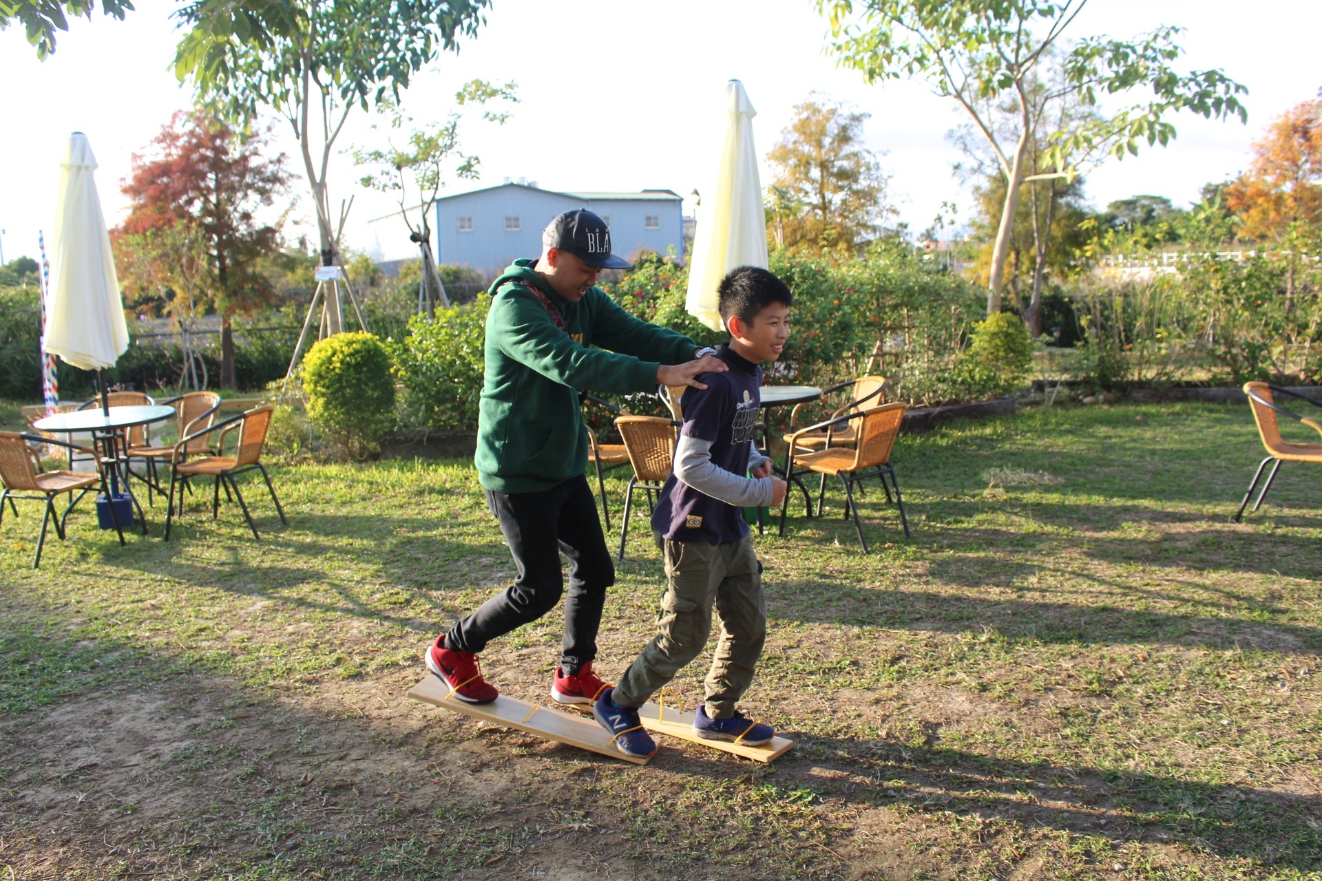 【玩 木匠兄妹木工房】免費入場！適合親子DIY的木工藝。後花園有沙坑、大小孩遊戲場