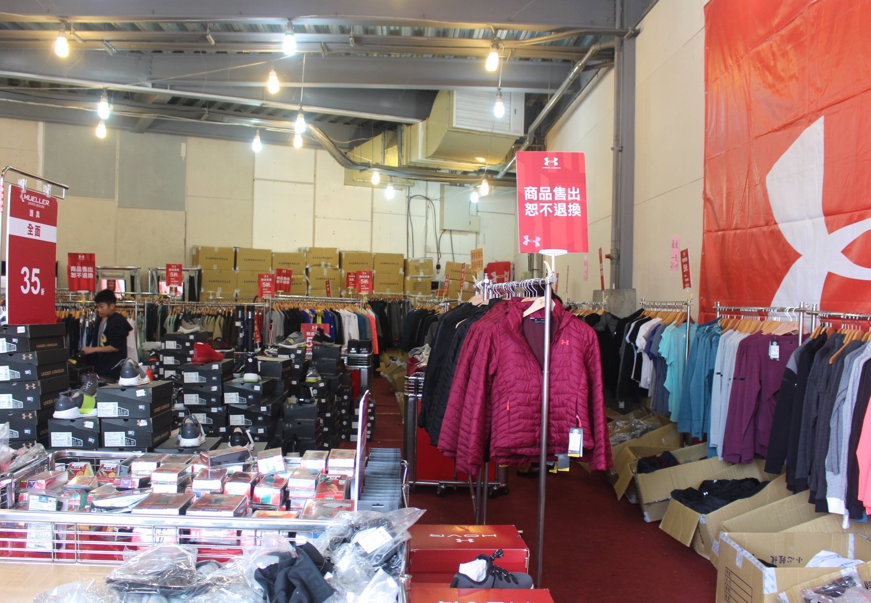 【買 UNDER ARMOUR 巡迴拍賣會】桃園場活動到2/9!最低商品35折、鞋款5折( 精選商品買3件或買5件再繼續打折) 【買 UNDER ARMOUR 巡迴拍賣會】桃園場活動到2/9!最低商品35折、鞋款5折( 精選商品買3件或買5件再繼續打折)