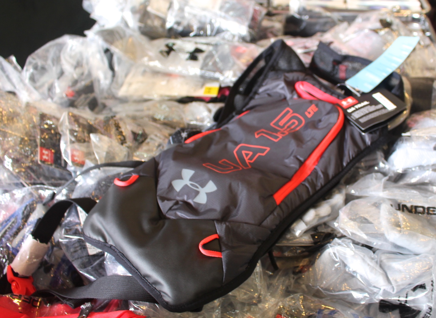 【買 UNDER ARMOUR 巡迴拍賣會】桃園場活動到2/9!最低商品35折、鞋款5折( 精選商品買3件或買5件再繼續打折) 【買 UNDER ARMOUR 巡迴拍賣會】桃園場活動到2/9!最低商品35折、鞋款5折( 精選商品買3件或買5件再繼續打折)