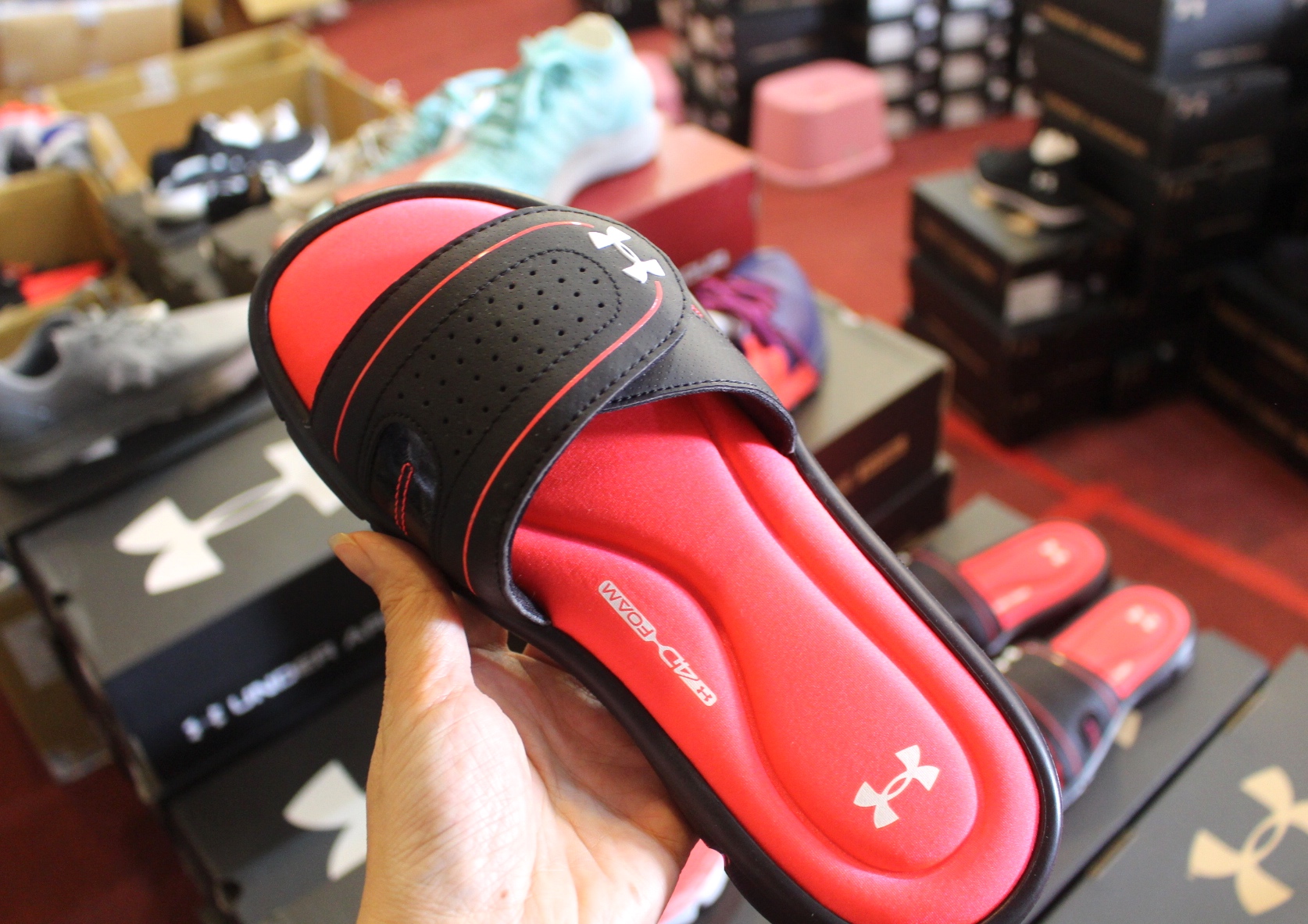 【買 UNDER ARMOUR 巡迴拍賣會】桃園場活動到2/9!最低商品35折、鞋款5折( 精選商品買3件或買5件再繼續打折) 【買 UNDER ARMOUR 巡迴拍賣會】桃園場活動到2/9!最低商品35折、鞋款5折( 精選商品買3件或買5件再繼續打折)