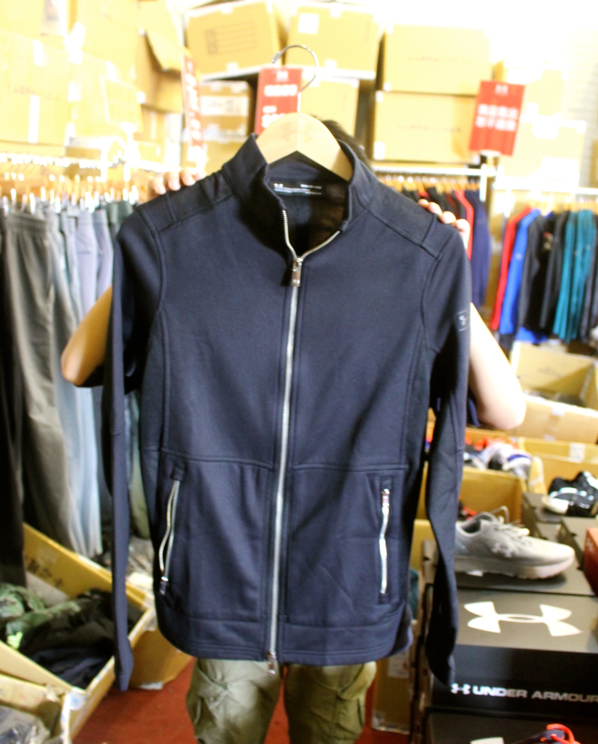 【買 UNDER ARMOUR 巡迴拍賣會】桃園場活動到2/9！最低商品35折、鞋款5折( 精選商品買3件或買5件再繼續打折)