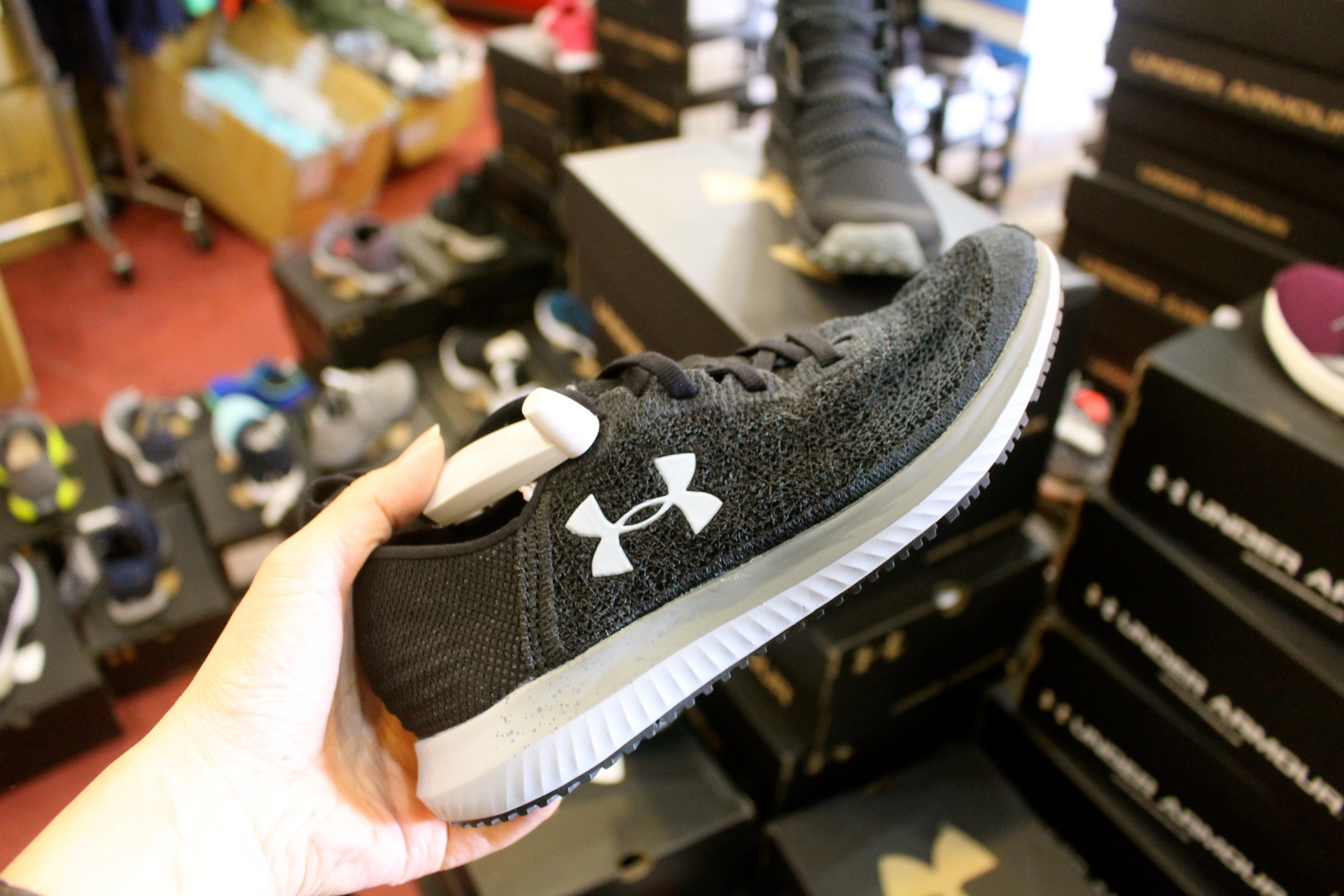 【買 UNDER ARMOUR 巡迴拍賣會】桃園場活動到2/9！最低商品35折、鞋款5折( 精選商品買3件或買5件再繼續打折)