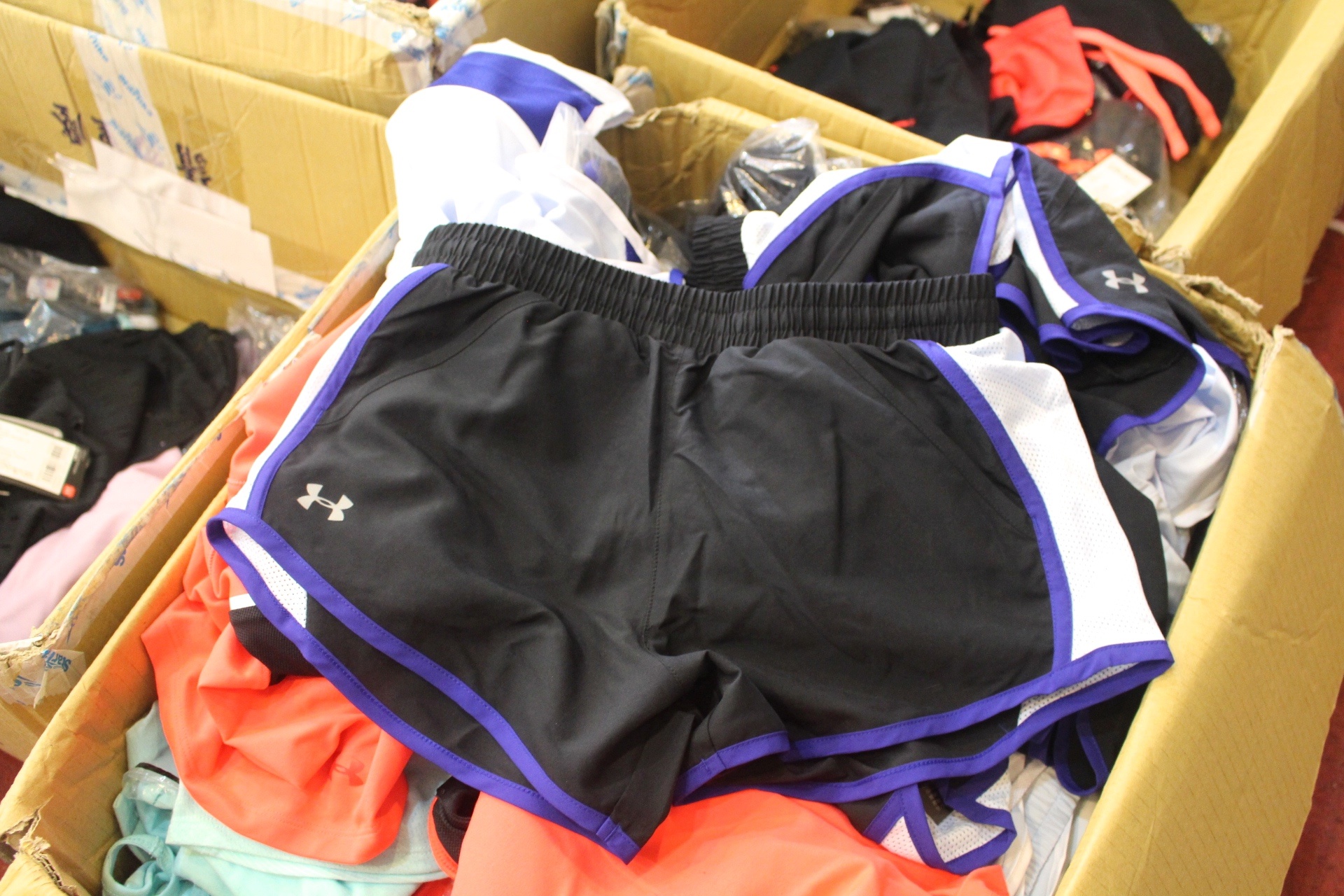 【買 UNDER ARMOUR 巡迴拍賣會】桃園場活動到2/9!最低商品35折、鞋款5折( 精選商品買3件或買5件再繼續打折) 【買 UNDER ARMOUR 巡迴拍賣會】桃園場活動到2/9!最低商品35折、鞋款5折( 精選商品買3件或買5件再繼續打折)