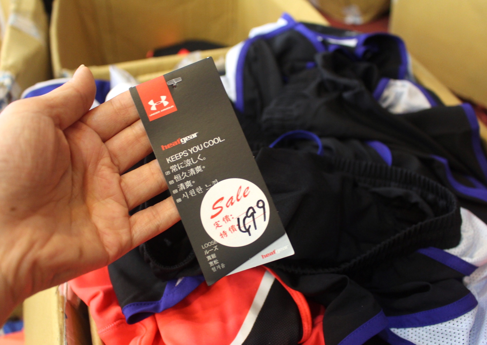 【買 UNDER ARMOUR 巡迴拍賣會】桃園場活動到2/9！最低商品35折、鞋款5折( 精選商品買3件或買5件再繼續打折)