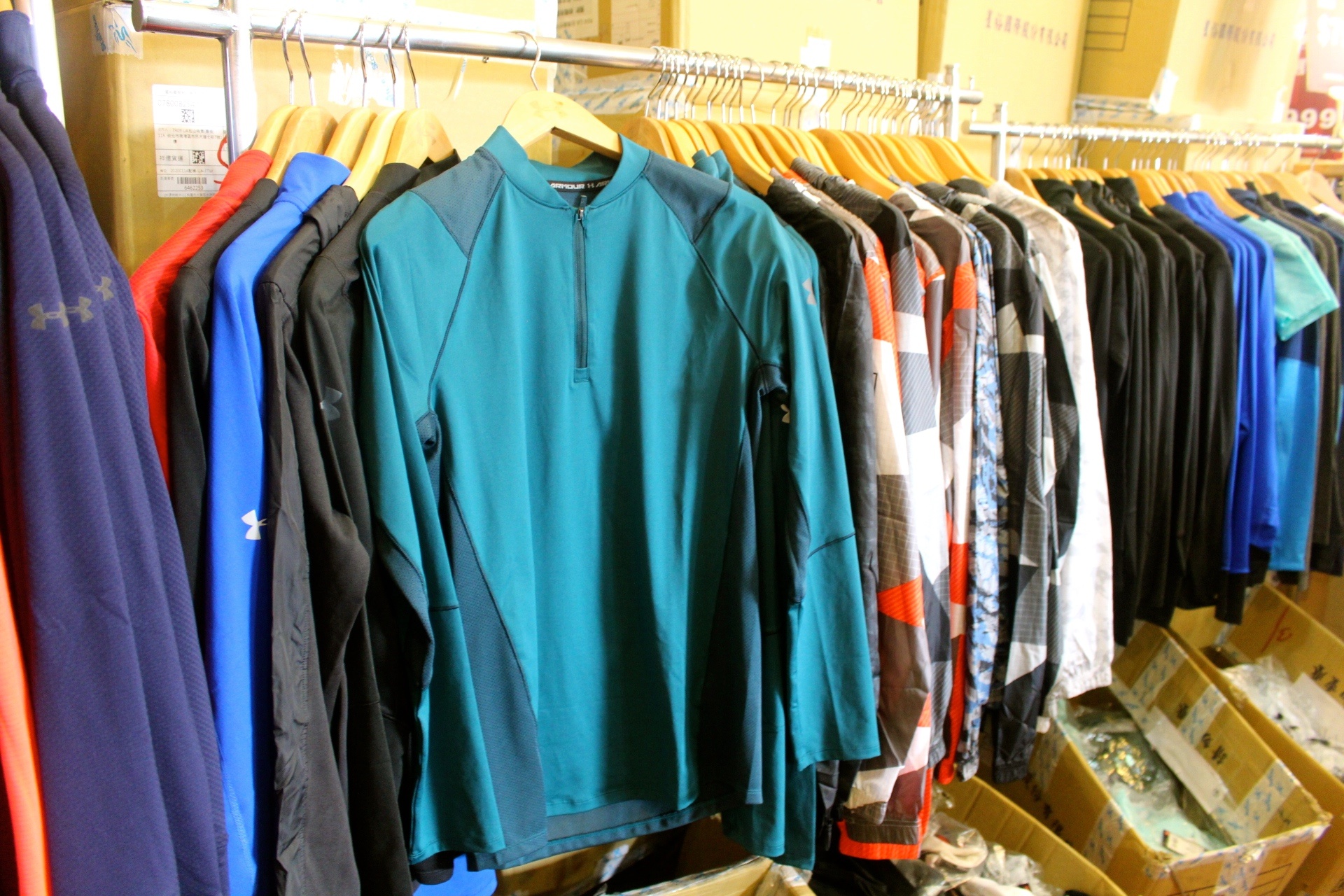【買 UNDER ARMOUR 巡迴拍賣會】桃園場活動到2/9!最低商品35折、鞋款5折( 精選商品買3件或買5件再繼續打折) 【買 UNDER ARMOUR 巡迴拍賣會】桃園場活動到2/9!最低商品35折、鞋款5折( 精選商品買3件或買5件再繼續打折)
