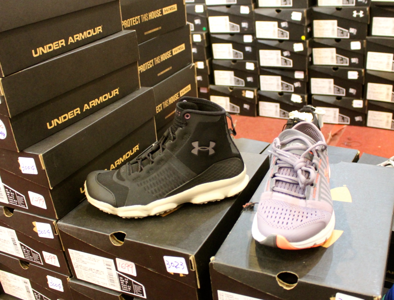 【買 UNDER ARMOUR 巡迴拍賣會】桃園場活動到2/9！最低商品35折、鞋款5折( 精選商品買3件或買5件再繼續打折)