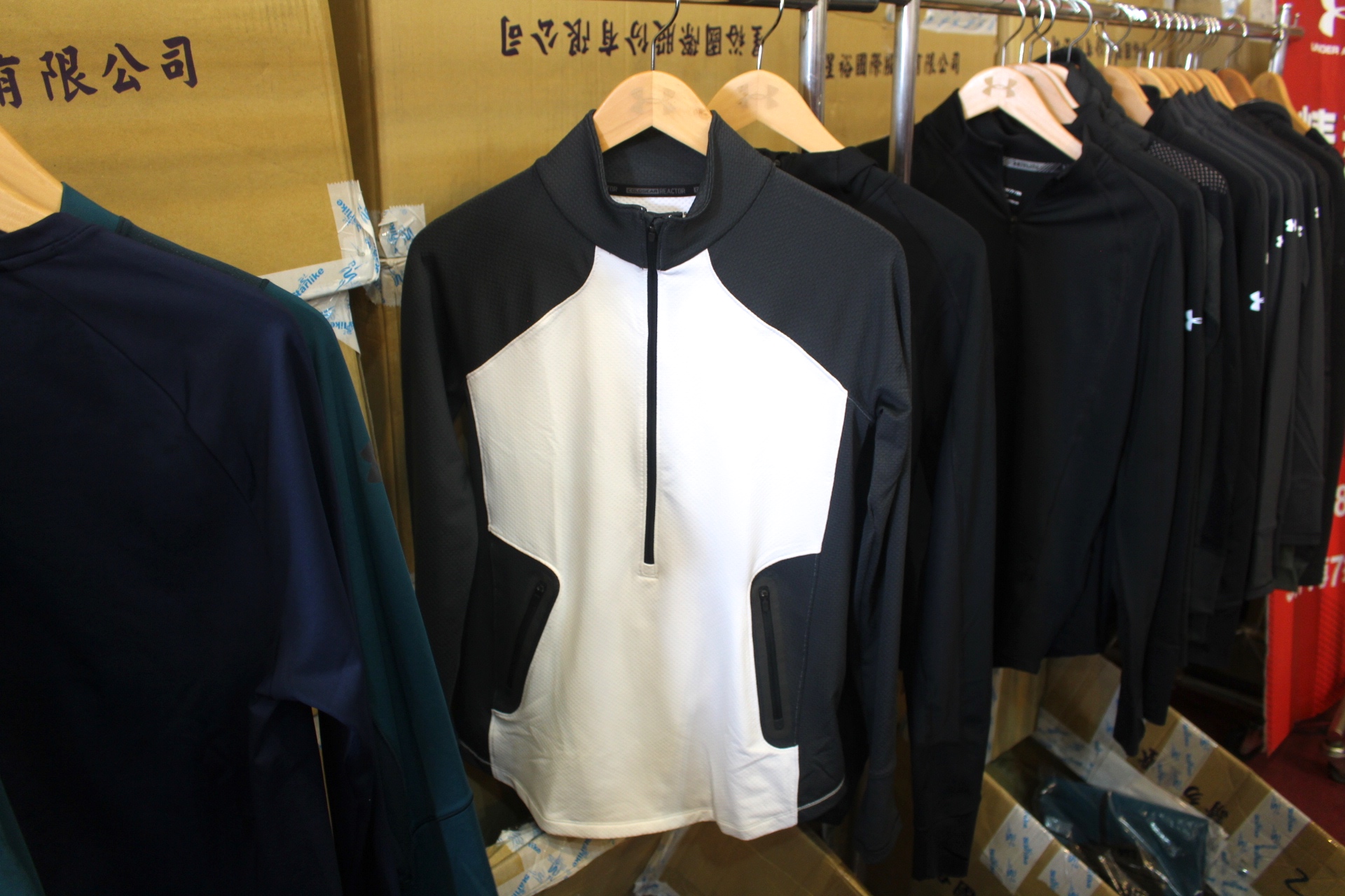 【買 UNDER ARMOUR 巡迴拍賣會】桃園場活動到2/9!最低商品35折、鞋款5折( 精選商品買3件或買5件再繼續打折) 【買 UNDER ARMOUR 巡迴拍賣會】桃園場活動到2/9!最低商品35折、鞋款5折( 精選商品買3件或買5件再繼續打折)