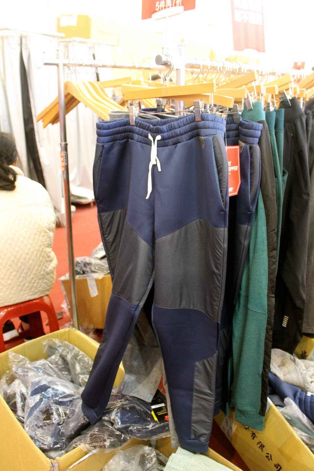 【買 UNDER ARMOUR 巡迴拍賣會】桃園場活動到2/9！最低商品35折、鞋款5折( 精選商品買3件或買5件再繼續打折)