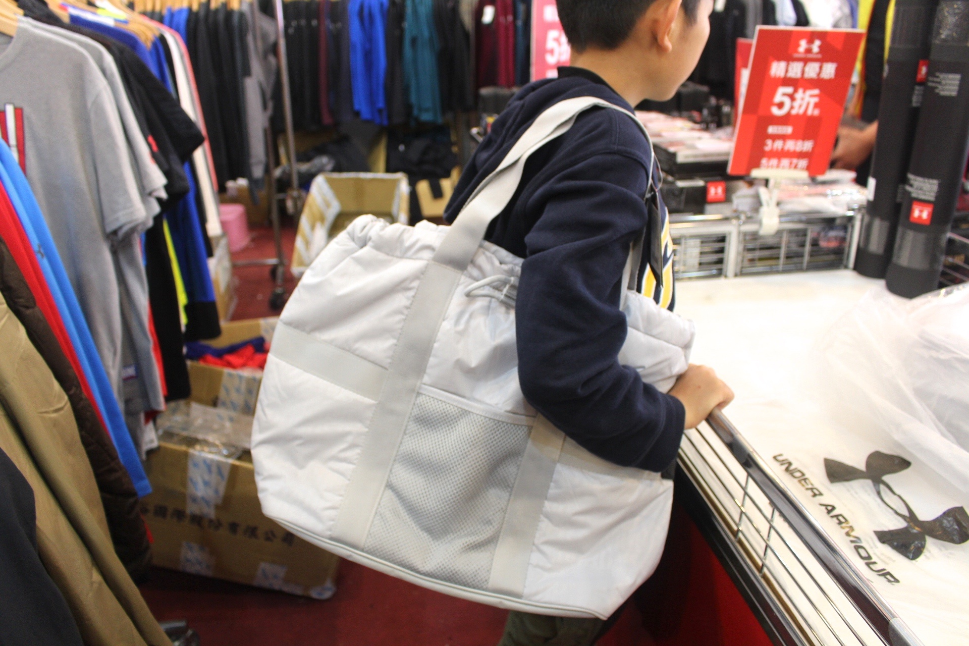 【買 UNDER ARMOUR 巡迴拍賣會】桃園場活動到2/9!最低商品35折、鞋款5折( 精選商品買3件或買5件再繼續打折) 【買 UNDER ARMOUR 巡迴拍賣會】桃園場活動到2/9!最低商品35折、鞋款5折( 精選商品買3件或買5件再繼續打折)
