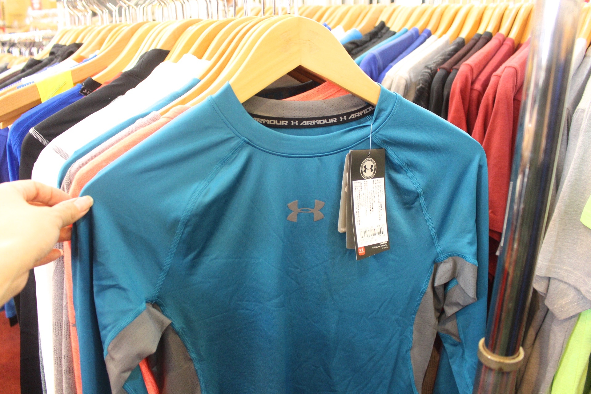 【買 UNDER ARMOUR 巡迴拍賣會】桃園場活動到2/9!最低商品35折、鞋款5折( 精選商品買3件或買5件再繼續打折) 【買 UNDER ARMOUR 巡迴拍賣會】桃園場活動到2/9!最低商品35折、鞋款5折( 精選商品買3件或買5件再繼續打折)