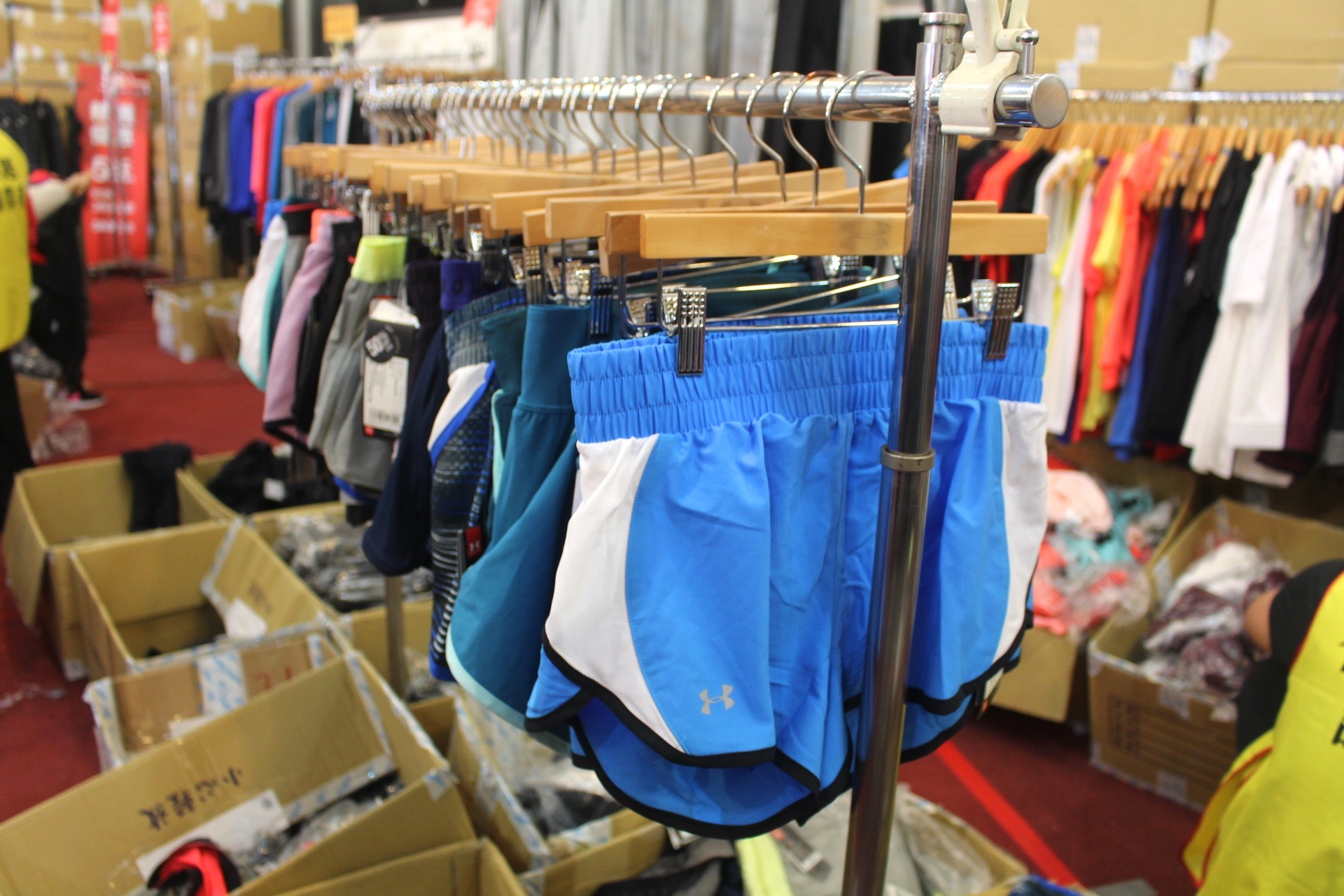 【買 UNDER ARMOUR 巡迴拍賣會】桃園場活動到2/9！最低商品35折、鞋款5折( 精選商品買3件或買5件再繼續打折)
