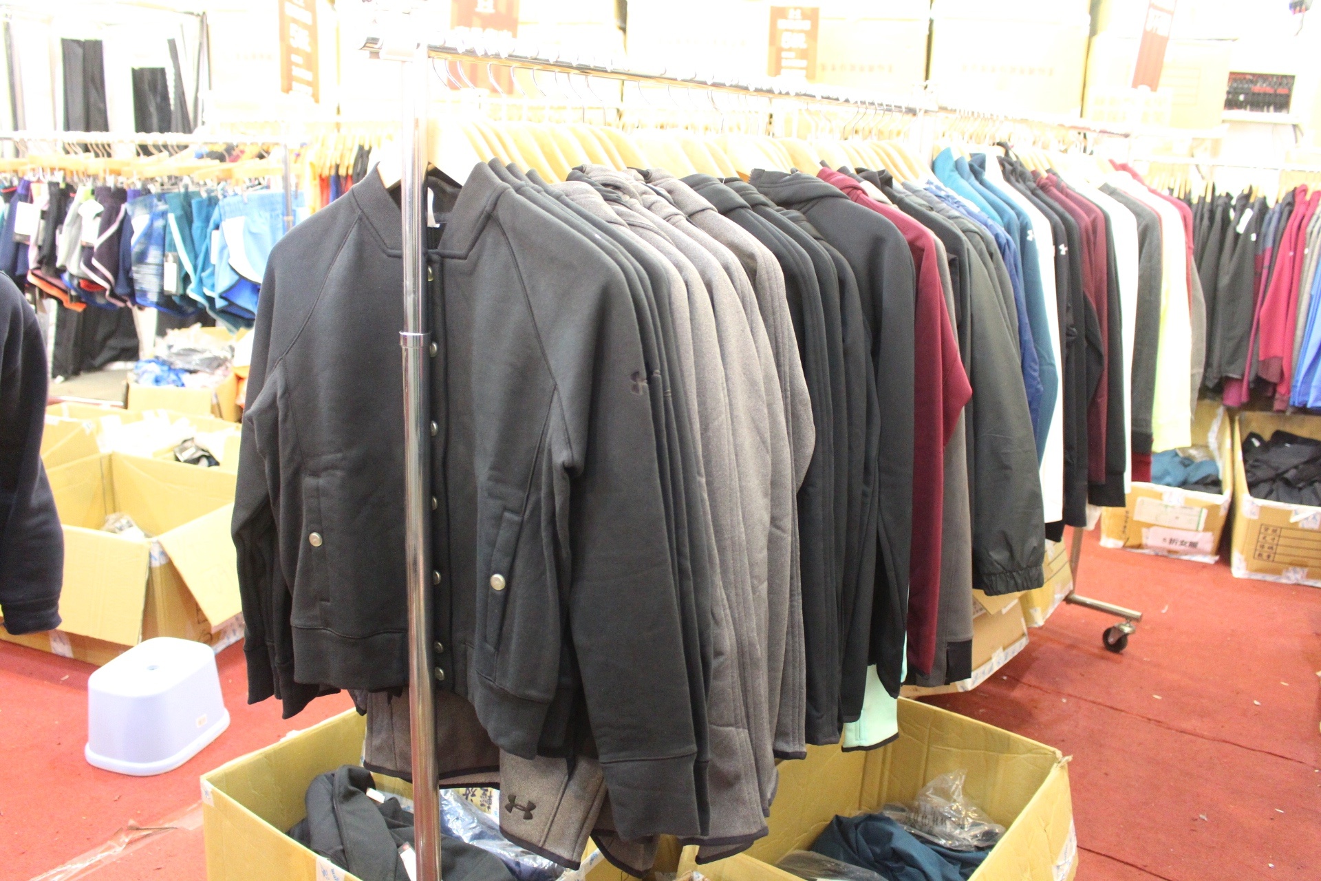 【買 UNDER ARMOUR 巡迴拍賣會】桃園場活動到2/9!最低商品35折、鞋款5折( 精選商品買3件或買5件再繼續打折) 【買 UNDER ARMOUR 巡迴拍賣會】桃園場活動到2/9!最低商品35折、鞋款5折( 精選商品買3件或買5件再繼續打折)