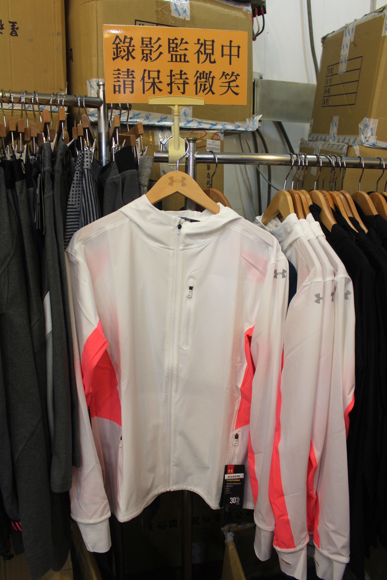 【買 UNDER ARMOUR 巡迴拍賣會】桃園場活動到2/9!最低商品35折、鞋款5折( 精選商品買3件或買5件再繼續打折) 【買 UNDER ARMOUR 巡迴拍賣會】桃園場活動到2/9!最低商品35折、鞋款5折( 精選商品買3件或買5件再繼續打折)