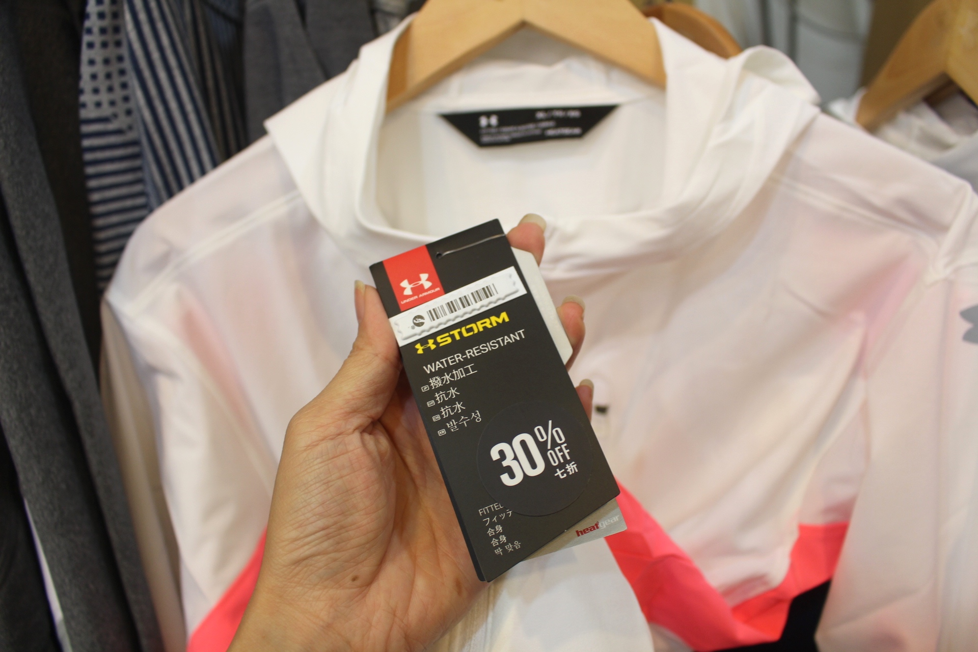 【買 UNDER ARMOUR 巡迴拍賣會】桃園場活動到2/9!最低商品35折、鞋款5折( 精選商品買3件或買5件再繼續打折) 【買 UNDER ARMOUR 巡迴拍賣會】桃園場活動到2/9!最低商品35折、鞋款5折( 精選商品買3件或買5件再繼續打折)