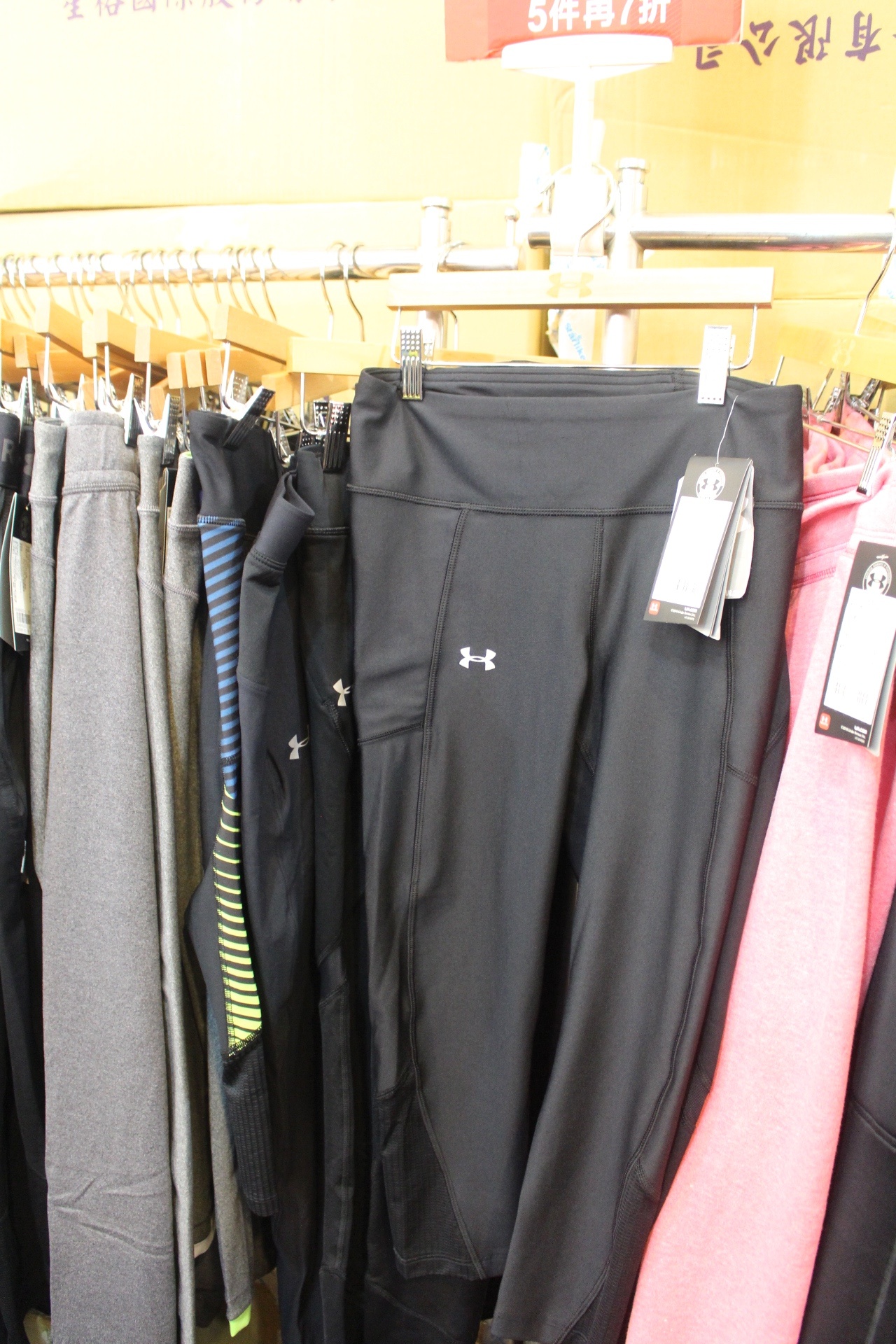 【買 UNDER ARMOUR 巡迴拍賣會】桃園場活動到2/9!最低商品35折、鞋款5折( 精選商品買3件或買5件再繼續打折) 【買 UNDER ARMOUR 巡迴拍賣會】桃園場活動到2/9!最低商品35折、鞋款5折( 精選商品買3件或買5件再繼續打折)