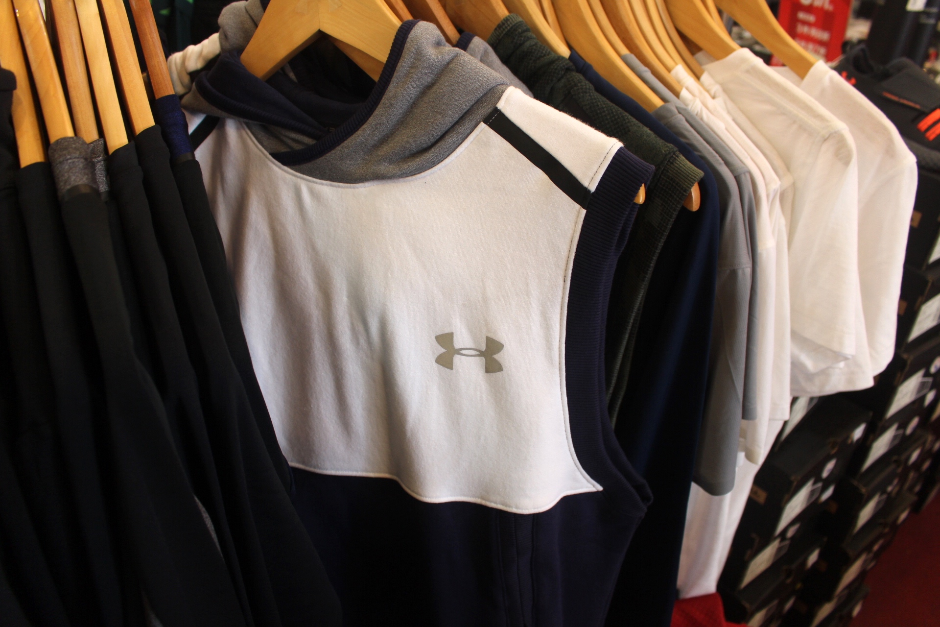 【買 UNDER ARMOUR 巡迴拍賣會】桃園場活動到2/9!最低商品35折、鞋款5折( 精選商品買3件或買5件再繼續打折) 【買 UNDER ARMOUR 巡迴拍賣會】桃園場活動到2/9!最低商品35折、鞋款5折( 精選商品買3件或買5件再繼續打折)