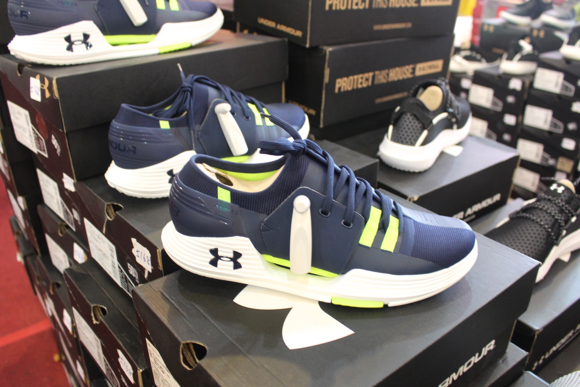 【買 UNDER ARMOUR 巡迴拍賣會】桃園場活動到2/9!最低商品35折、鞋款5折( 精選商品買3件或買5件再繼續打折) 【買 UNDER ARMOUR 巡迴拍賣會】桃園場活動到2/9!最低商品35折、鞋款5折( 精選商品買3件或買5件再繼續打折)