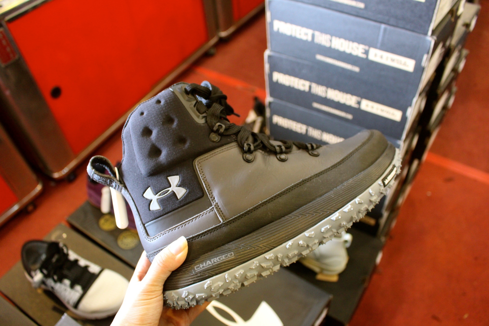 【買 UNDER ARMOUR 巡迴拍賣會】桃園場活動到2/9!最低商品35折、鞋款5折( 精選商品買3件或買5件再繼續打折) 【買 UNDER ARMOUR 巡迴拍賣會】桃園場活動到2/9!最低商品35折、鞋款5折( 精選商品買3件或買5件再繼續打折)