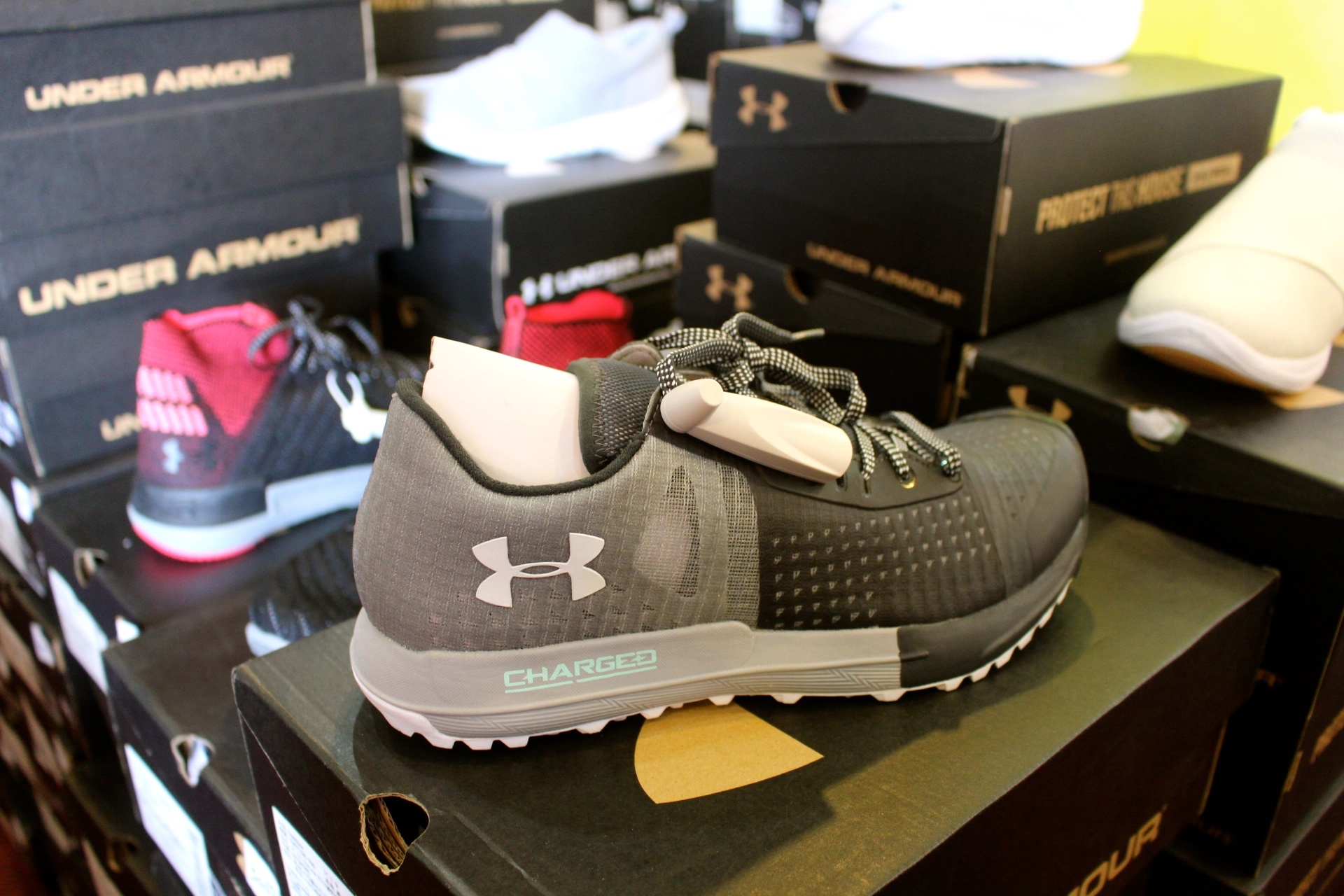 【買 UNDER ARMOUR 巡迴拍賣會】桃園場活動到2/9！最低商品35折、鞋款5折( 精選商品買3件或買5件再繼續打折)