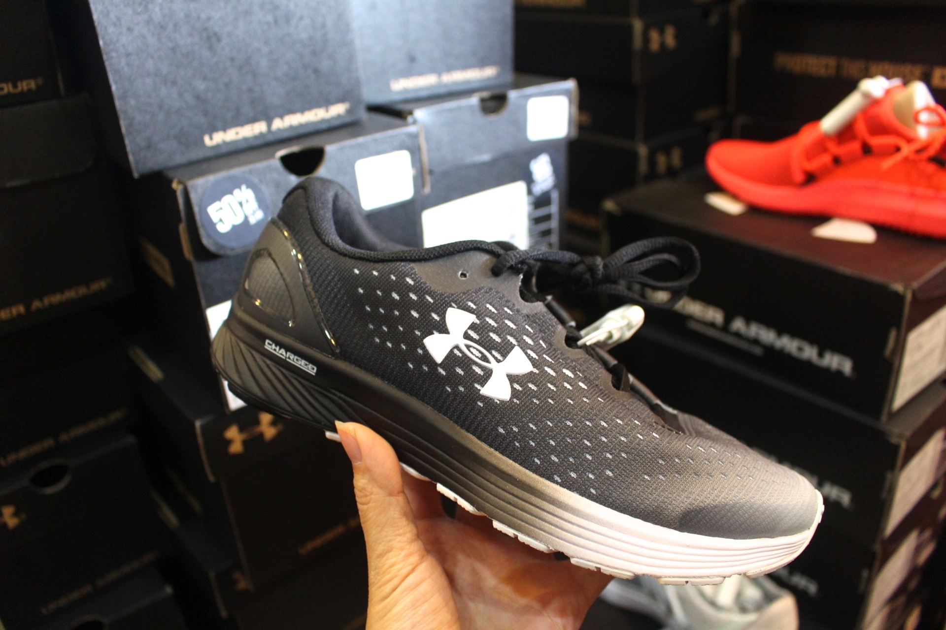 【買 UNDER ARMOUR 巡迴拍賣會】桃園場活動到2/9!最低商品35折、鞋款5折( 精選商品買3件或買5件再繼續打折) 【買 UNDER ARMOUR 巡迴拍賣會】桃園場活動到2/9!最低商品35折、鞋款5折( 精選商品買3件或買5件再繼續打折)