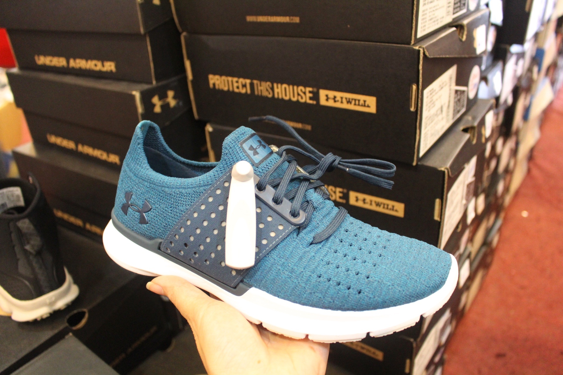 【買 UNDER ARMOUR 巡迴拍賣會】桃園場活動到2/9!最低商品35折、鞋款5折( 精選商品買3件或買5件再繼續打折) 【買 UNDER ARMOUR 巡迴拍賣會】桃園場活動到2/9!最低商品35折、鞋款5折( 精選商品買3件或買5件再繼續打折)