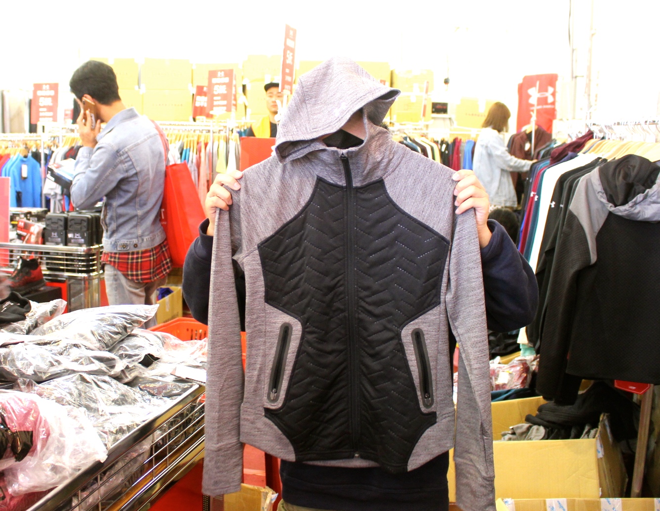 【買 UNDER ARMOUR 巡迴拍賣會】桃園場活動到2/9!最低商品35折、鞋款5折( 精選商品買3件或買5件再繼續打折) 【買 UNDER ARMOUR 巡迴拍賣會】桃園場活動到2/9!最低商品35折、鞋款5折( 精選商品買3件或買5件再繼續打折)
