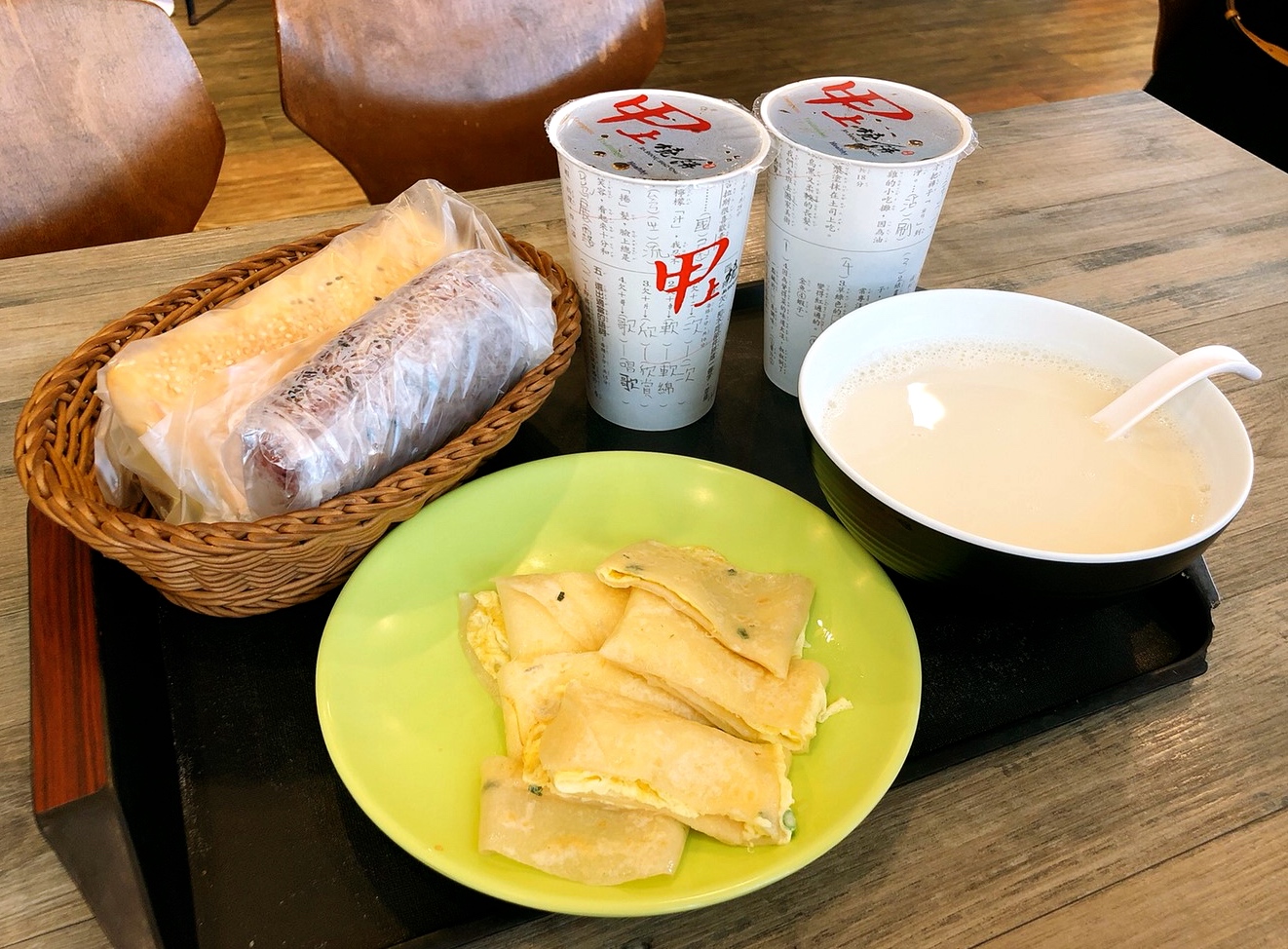 【食 甲上燒餅】連鎖精緻豆漿店。中式燒餅搭配西式配料,手工燒餅酥脆到直掉屑屑! 【食 甲上燒餅】連鎖精緻豆漿店。中式燒餅搭配西式配料,手工燒餅酥脆到直掉屑屑!