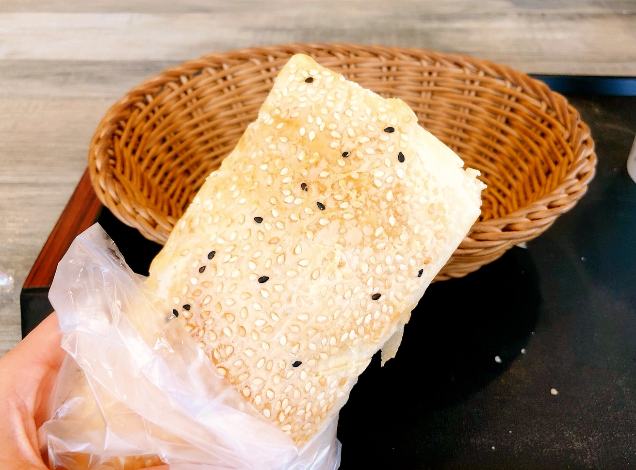【食 甲上燒餅】連鎖精緻豆漿店。中式燒餅搭配西式配料,手工燒餅酥脆到直掉屑屑! 【食 甲上燒餅】連鎖精緻豆漿店。中式燒餅搭配西式配料,手工燒餅酥脆到直掉屑屑!