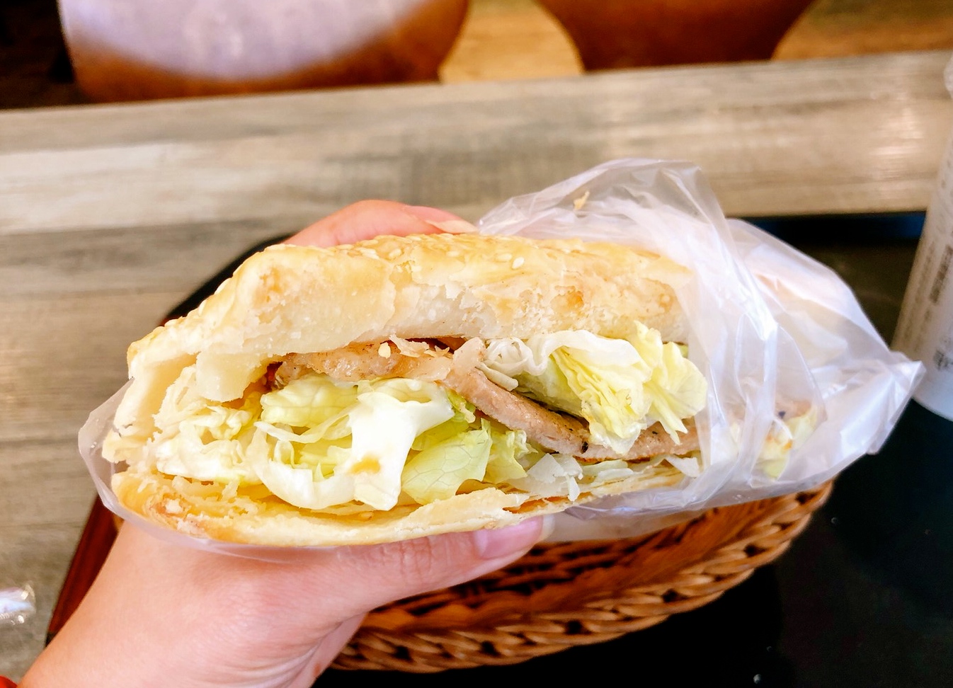 【食 甲上燒餅】連鎖精緻豆漿店。中式燒餅搭配西式配料,手工燒餅酥脆到直掉屑屑! 【食 甲上燒餅】連鎖精緻豆漿店。中式燒餅搭配西式配料,手工燒餅酥脆到直掉屑屑!