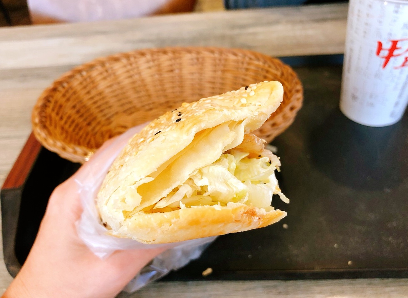 【食 甲上燒餅】連鎖精緻豆漿店。中式燒餅搭配西式配料,手工燒餅酥脆到直掉屑屑! 【食 甲上燒餅】連鎖精緻豆漿店。中式燒餅搭配西式配料,手工燒餅酥脆到直掉屑屑!