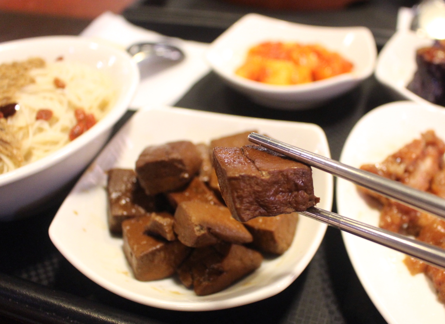 【食 果腹食堂】板橋大食代美食街也能喝到雲嶺鮮雞湯！雙人套餐好澎湃有「鮮蝦蛤蠣精燉土雞鍋」