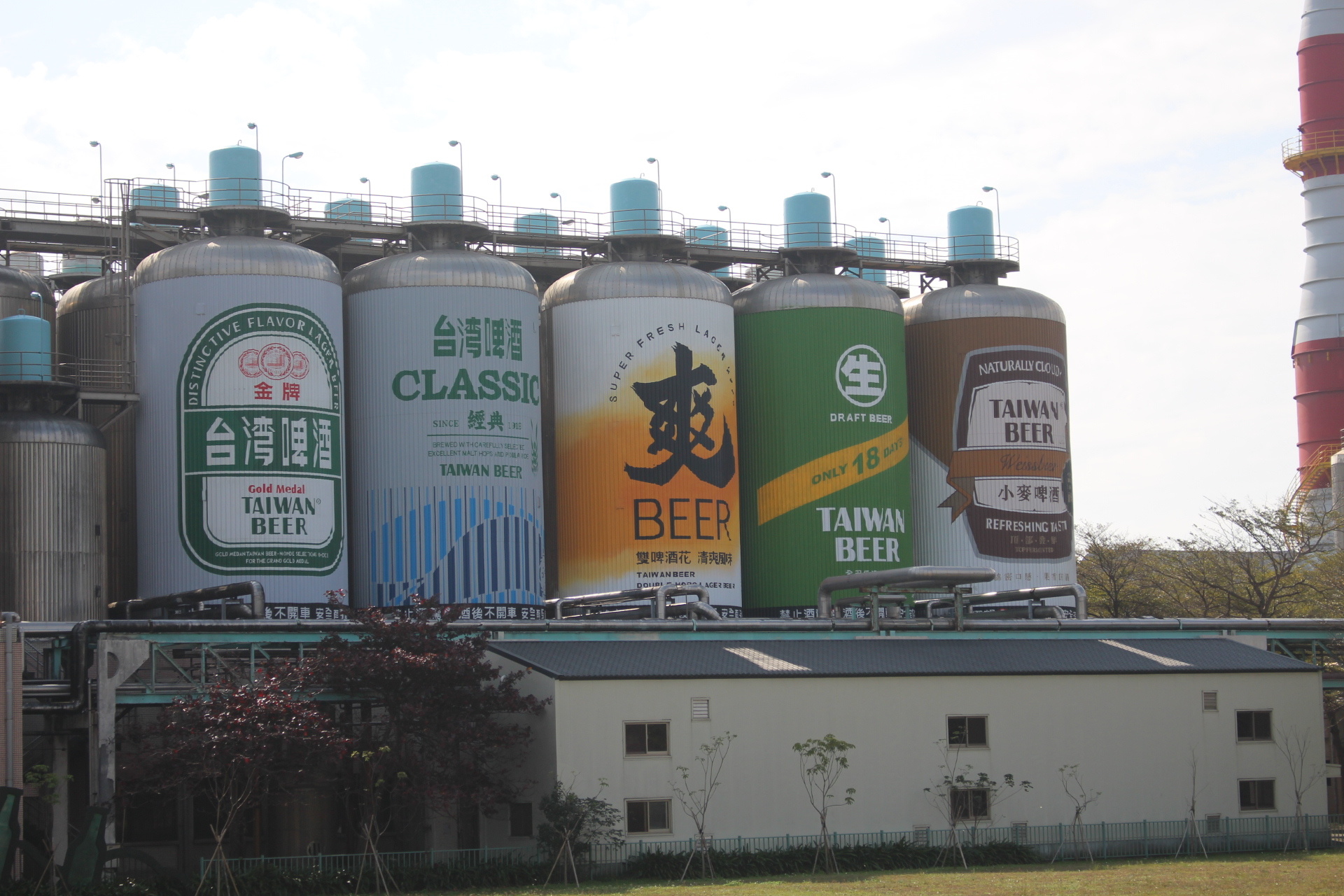 竹南啤酒廠 好拍的超大啤酒桶。免費啤酒隨你喝到飽 竹南啤酒廠 好拍的超大啤酒桶。免費啤酒隨你喝到飽