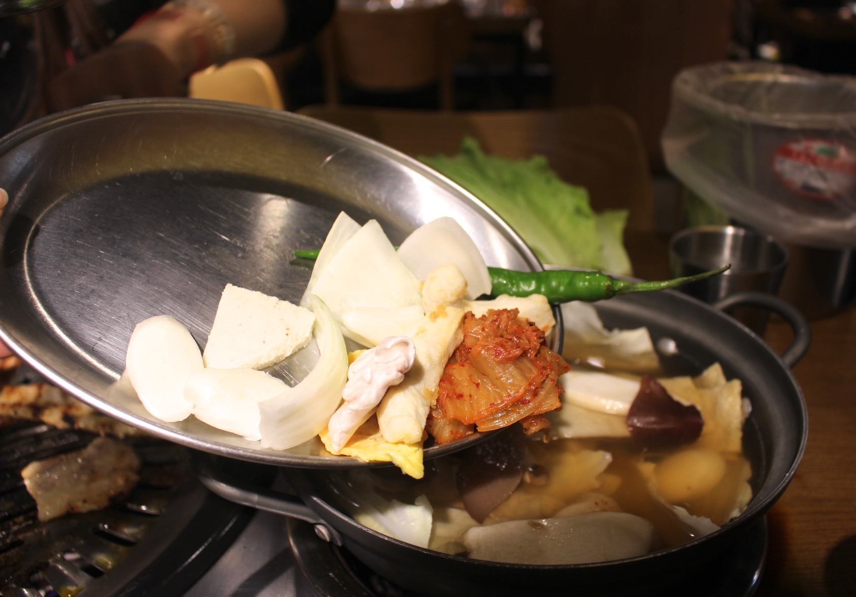 【食 阿豬媽아줌마韓式烤肉】持學生證399元吃到飽！韓式火鍋+鍋物兩吃．自助海鮮煎餅、韓式小菜、泡麵和火鍋配料