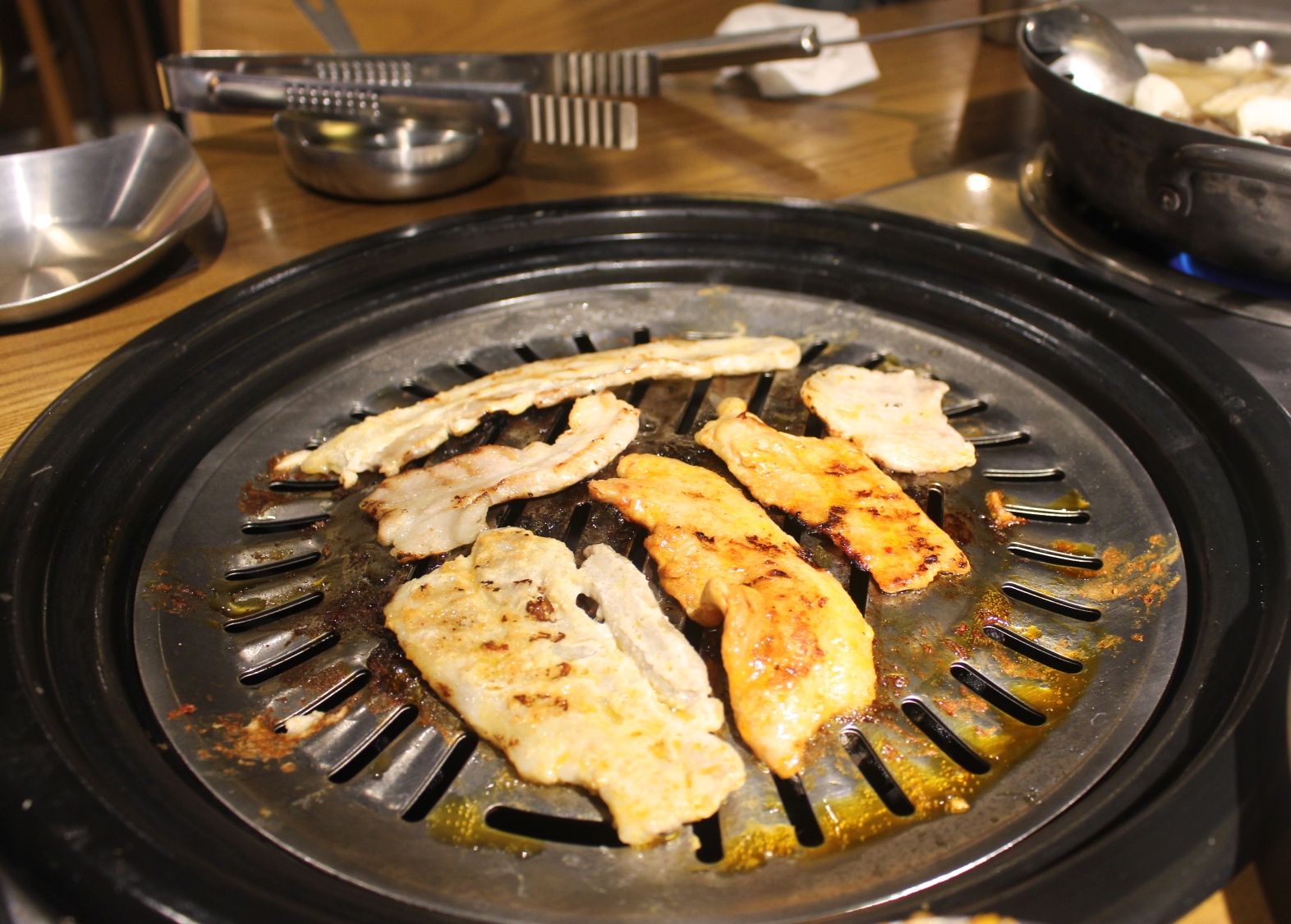 【食 阿豬媽아줌마韓式烤肉】持學生證399元吃到飽！韓式火鍋+鍋物兩吃．自助海鮮煎餅、韓式小菜、泡麵和火鍋配料