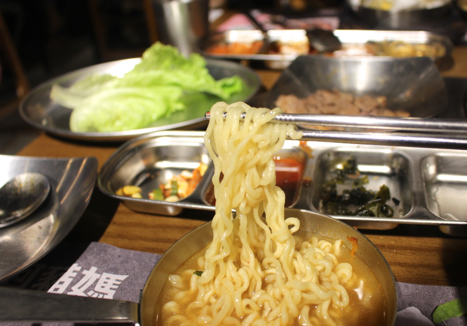 【食 阿豬媽아줌마韓式烤肉】持學生證399元吃到飽！韓式火鍋+鍋物兩吃．自助海鮮煎餅、韓式小菜、泡麵和火鍋配料