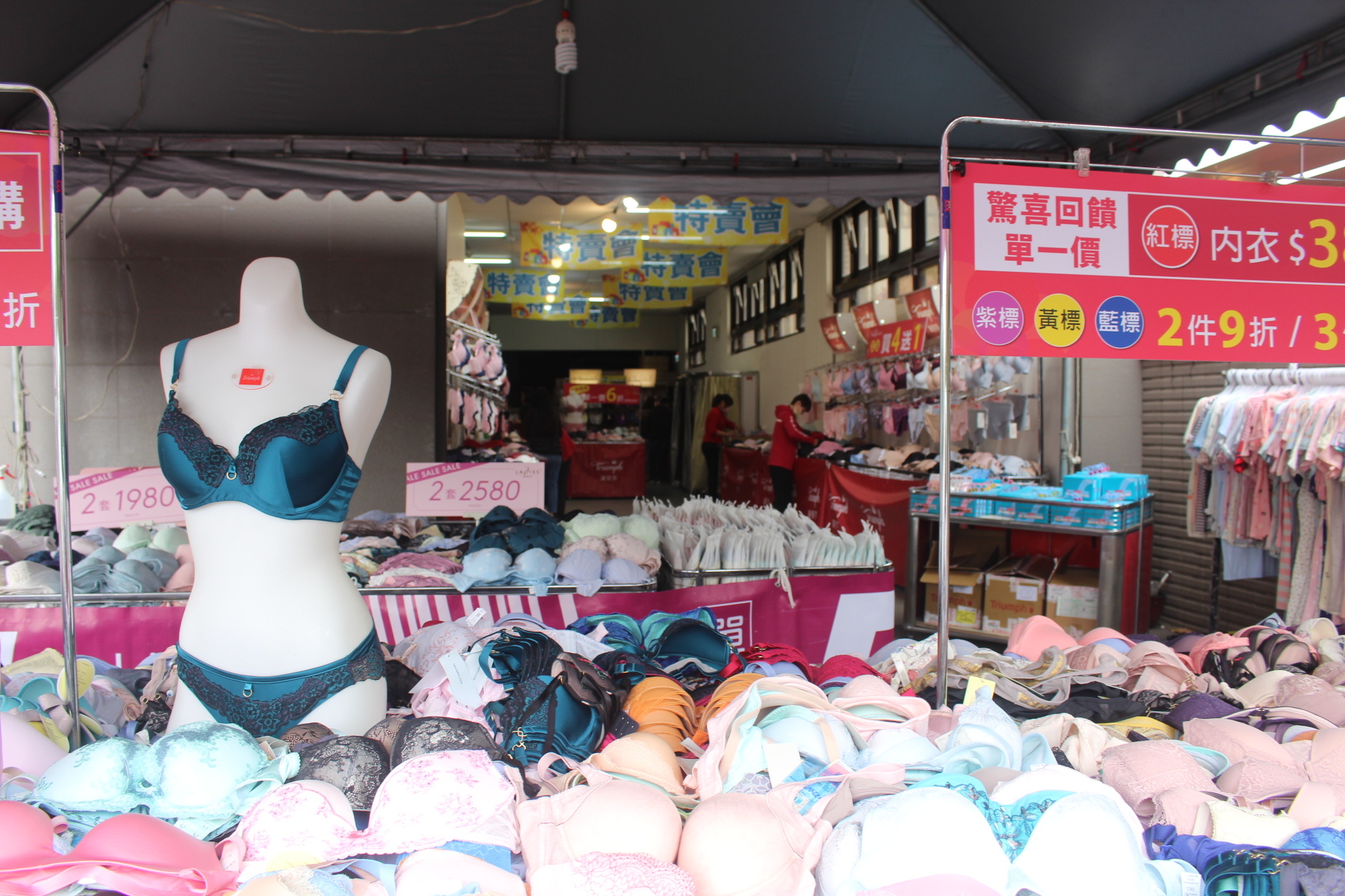 【買 黛安芬&蕾黛絲年度特賣會】2/27~3/15。內褲99元起、NG內衣2件500元！滿額送酒精隨身瓶.還有機會抽到氣炸鍋or吸塵器