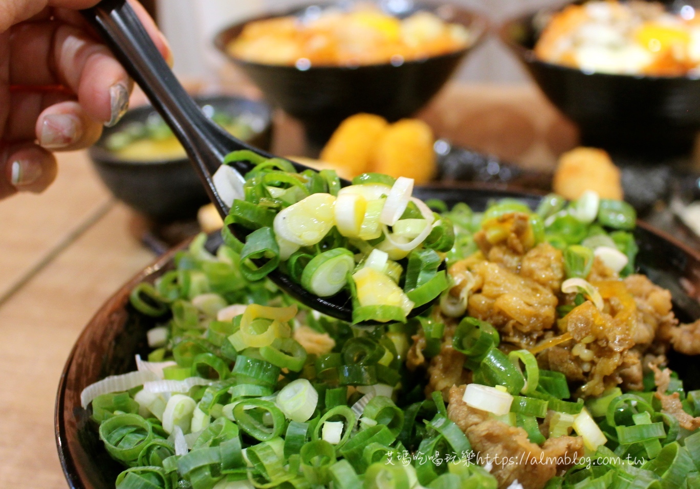 〖新丼〗28種丼飯讓你吃一整月！超浮誇起司&蔥花丼飯 (味噌湯.高麗菜沙拉.白飯.麥茶隨你吃到飽)