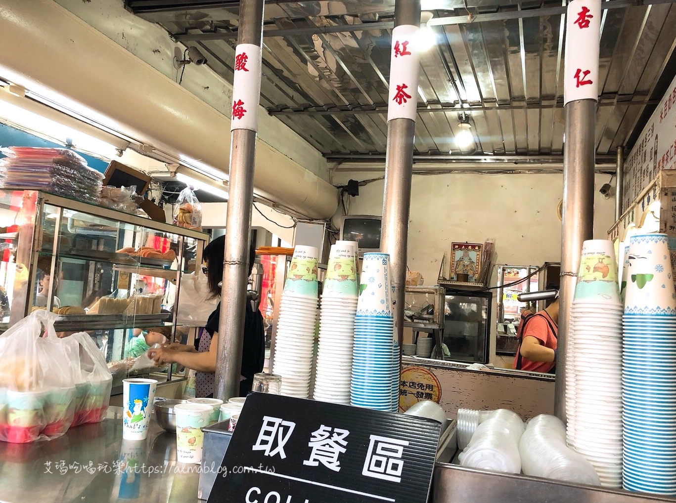 〖廟口紅茶〗一天只營業5小時！平日也排隊．鋼管水龍頭紅茶．台式馬卡龍．南部肉粽