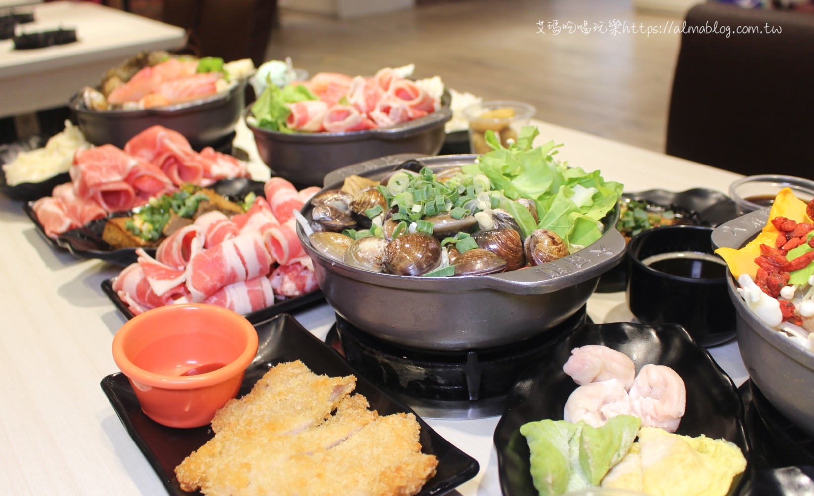【六扇門時尚湯鍋】火鍋店也有撒尿牛丸？31種風味鍋～內用28種飲品．豬油拌飯．8種冰淇淋．泰式奶茶霜淇淋 任你吃到飽