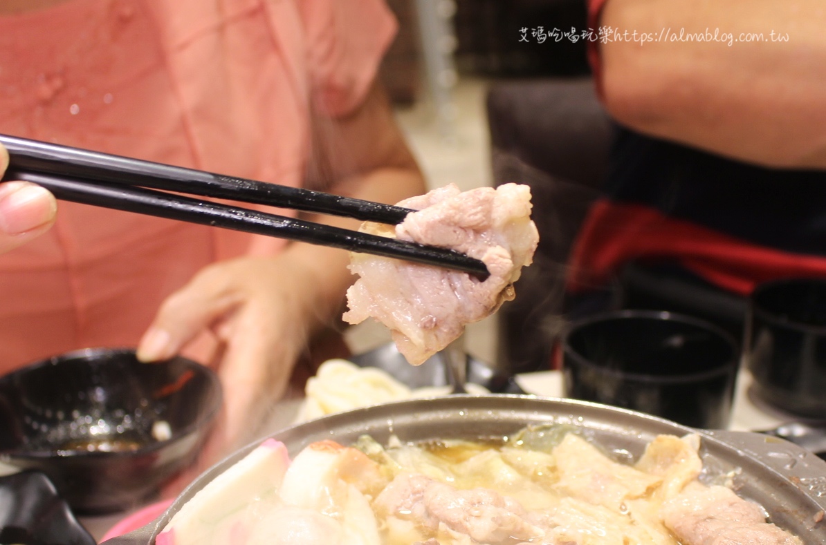 【六扇門時尚湯鍋】火鍋店也有撒尿牛丸？31種風味鍋～內用28種飲品．豬油拌飯．8種冰淇淋．泰式奶茶霜淇淋 任你吃到飽