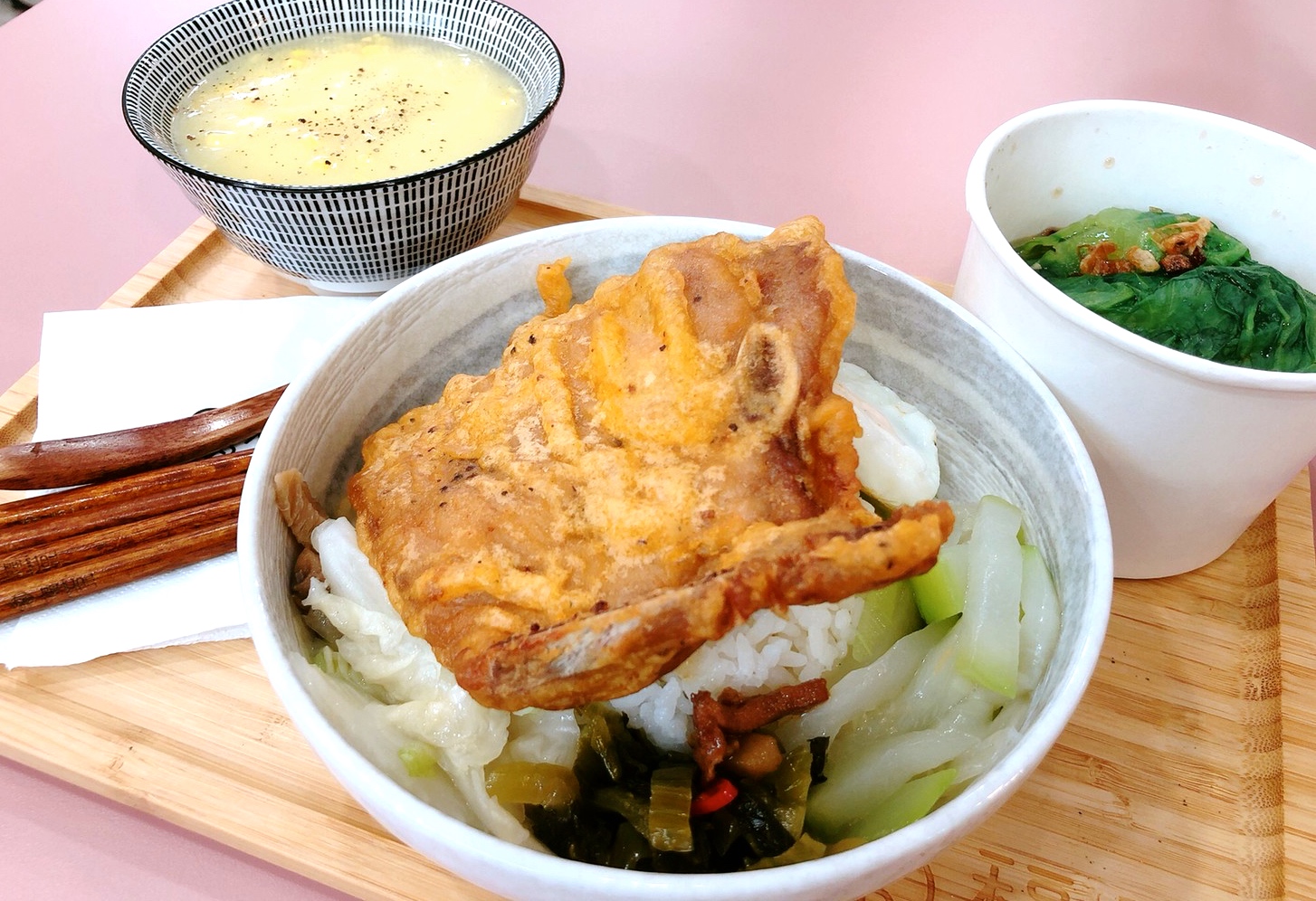 〖福豆食堂 FOODOOR〗網美店也能吃到排骨飯？中美台泰式套餐150元有找．No.1一盅排骨飯&起司牛肉堡