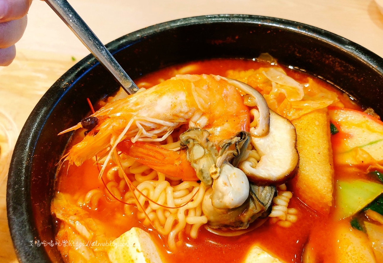〖韓虎嘯〗韓國湯定食專賣店!8種湯底298元起.道地韓式小菜&咖喱無限享用.桃園新光影城分店 〖韓虎嘯〗韓國湯定食專賣店!8種湯底298元起.道地韓式小菜&咖喱無限享用.桃園新光影城分店