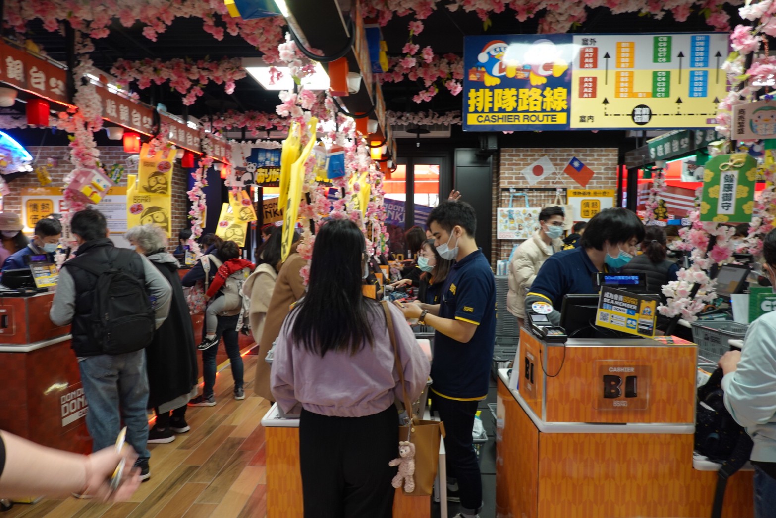 〖Don Don Donki〗台灣也有24H唐吉軻德！DON DON DONKI 西門店一次逛三層．日本藥妝.生鮮.零食.18禁