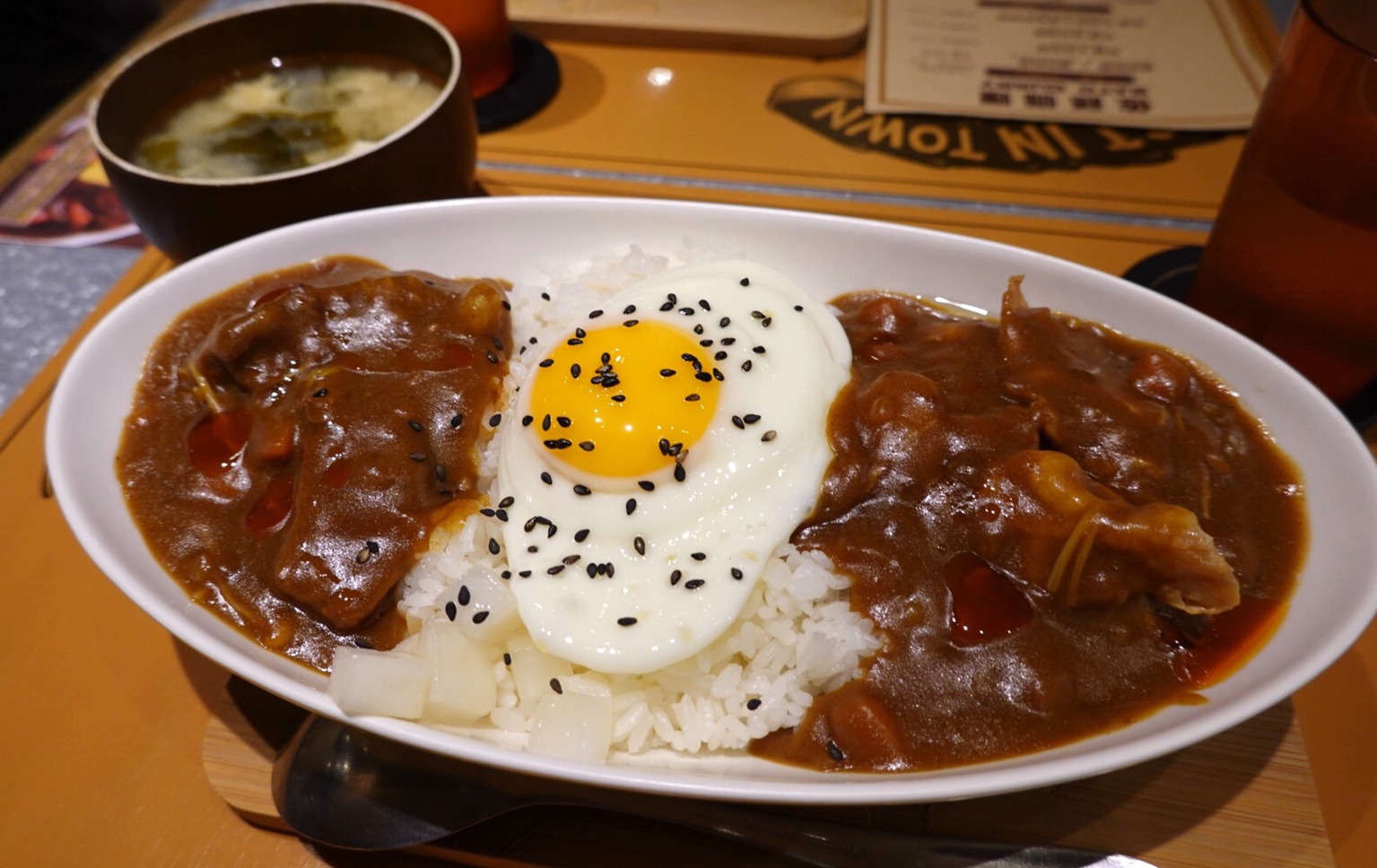 〖佐藤咖哩Sato Curry〗網友票選TOP必吃．日本埼玉縣來的咖喱！ 一定要加辣的カレーライス？還要搭配半熟蛋