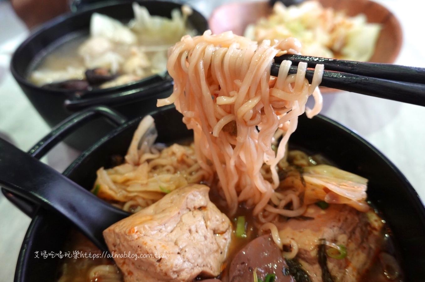 台中美食,國民小吃,川辣滷肉飯,港式胡椒蛤蠣煲湯,滷肉飯,福來芳x川辣銷魂飯館,老饕滷肉飯,豬油拌飯,香菇蛤蠣雞,麻油乾麵線,麻辣豆腐鴨血泡麵 台中美食,國民小吃,川辣滷肉飯,港式胡椒蛤蠣煲湯,滷肉飯,福來芳x川辣銷魂飯館,老饕滷肉飯,豬油拌飯,香菇蛤蠣雞,麻油乾麵線,麻辣豆腐鴨血泡麵