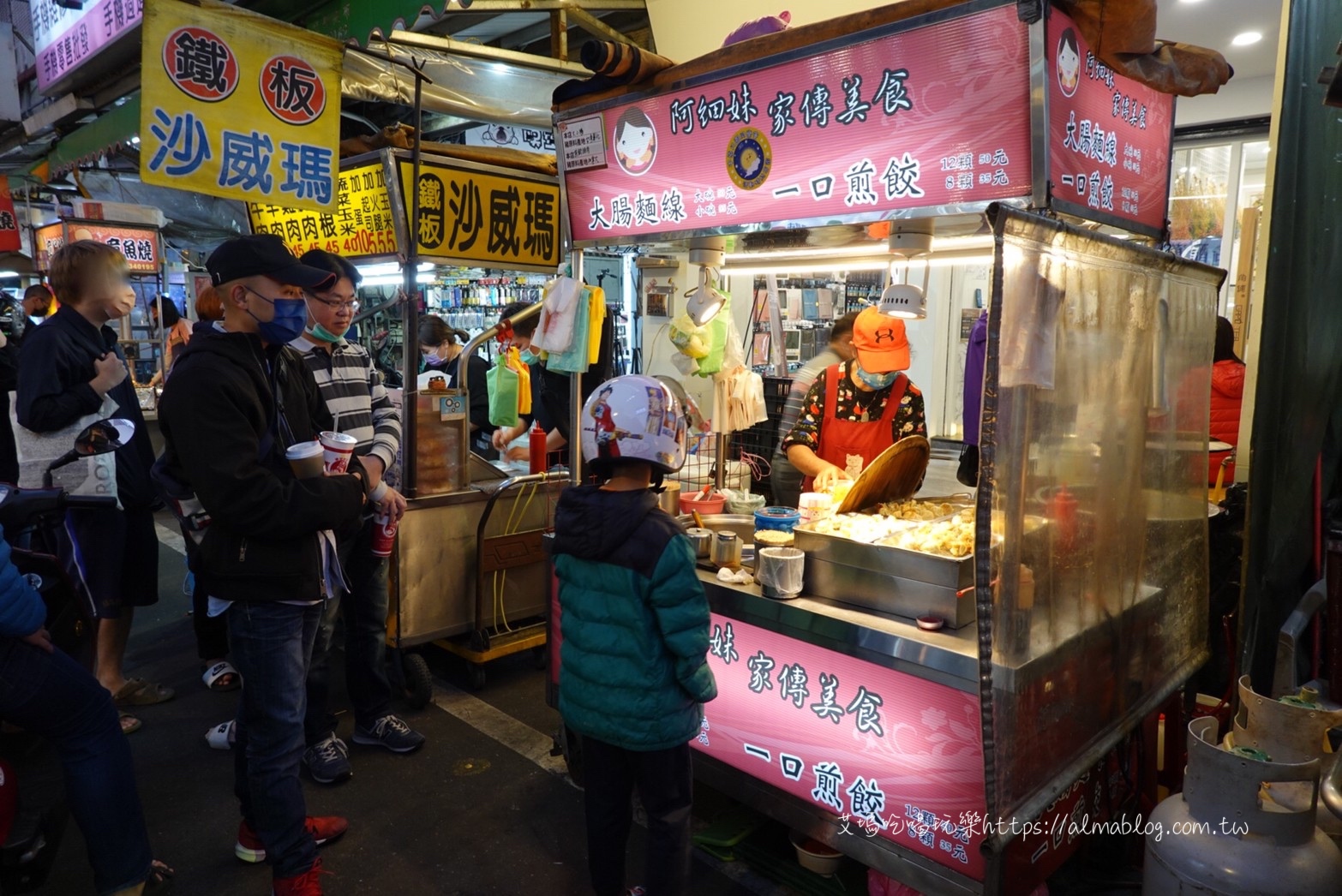 在地10年以上庶民小吃!熱賣上千顆煎餃.華麗轉身冰店.23年碳烤雞排.料超多的國王&鮮芋QQ 在地10年以上庶民小吃!熱賣上千顆煎餃.華麗轉身冰店.23年碳烤雞排.料超多的國王&鮮芋QQ