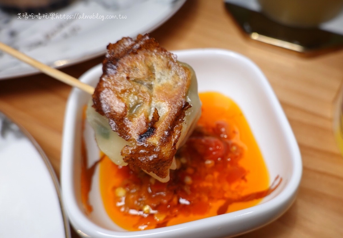 在地10年以上庶民小吃!熱賣上千顆煎餃.華麗轉身冰店.23年碳烤雞排.料超多的國王&鮮芋QQ 在地10年以上庶民小吃!熱賣上千顆煎餃.華麗轉身冰店.23年碳烤雞排.料超多的國王&鮮芋QQ