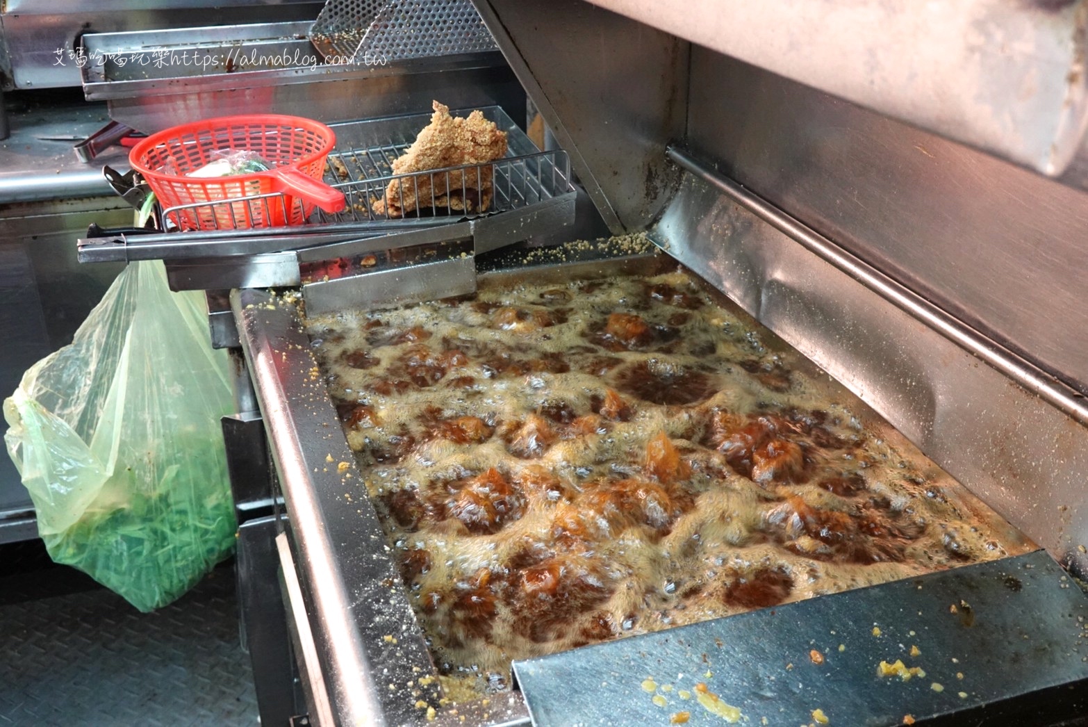 在地10年以上庶民小吃!熱賣上千顆煎餃.華麗轉身冰店.23年碳烤雞排.料超多的國王&鮮芋QQ 在地10年以上庶民小吃!熱賣上千顆煎餃.華麗轉身冰店.23年碳烤雞排.料超多的國王&鮮芋QQ