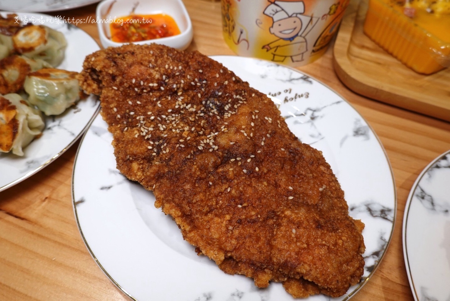 在地10年以上庶民小吃!熱賣上千顆煎餃.華麗轉身冰店.23年碳烤雞排.料超多的國王&鮮芋QQ 在地10年以上庶民小吃!熱賣上千顆煎餃.華麗轉身冰店.23年碳烤雞排.料超多的國王&鮮芋QQ