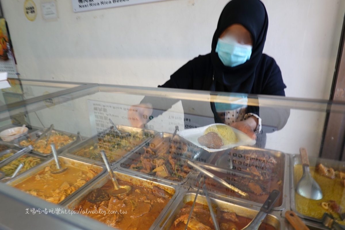 〖黃薑飯〗民宅自助餐一天營業五個半小時?印尼主菜便當一律80元.8種道地主菜巴東牛肉、炸雞、魚肉.. 〖黃薑飯〗民宅自助餐一天營業五個半小時?印尼主菜便當一律80元.8種道地主菜巴東牛肉、炸雞、魚肉..